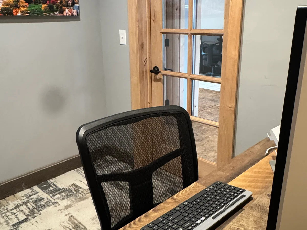 Sound-insulated phone booth